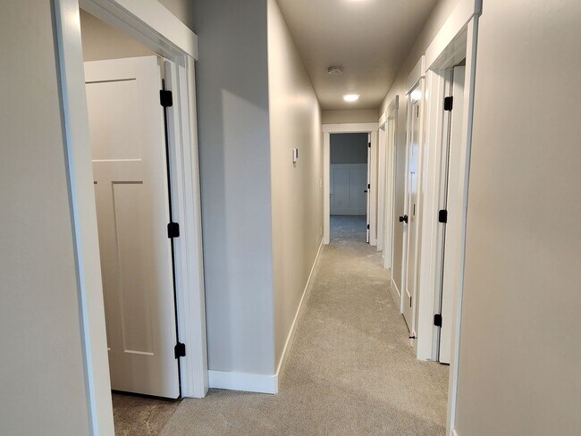 Building Photo - Beautiful  End Unit Townhome In Herriman