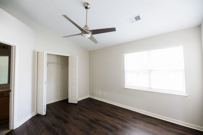 Building Photo - Amazing 2 bedroom 2.5 bathroom townhouse in NW Greensboro Keswick Place. Lawn care included.