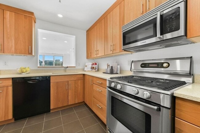 Building Photo - 4 Canal Park