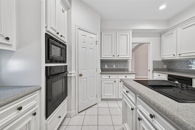 Building Photo - 8023 Oakwood Hollow St