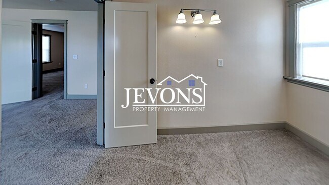 Building Photo - Spacious home with fully equipped kitchen and 2-car garage near Stewart Park