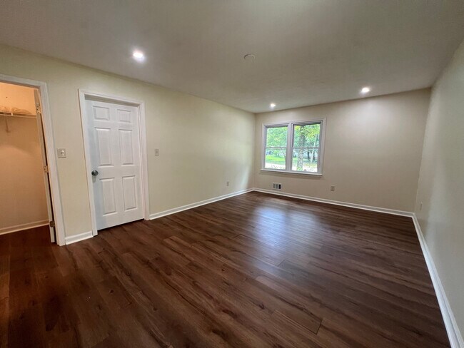 Building Photo - Room in House on Hillboro Cir SW