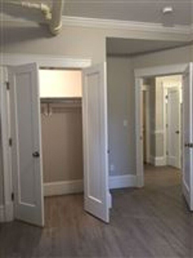 Building Photo - Garden Level Unit. No Brokers Fee, No Security Deposit, Heat and Hot Water Included, Elevator, La...