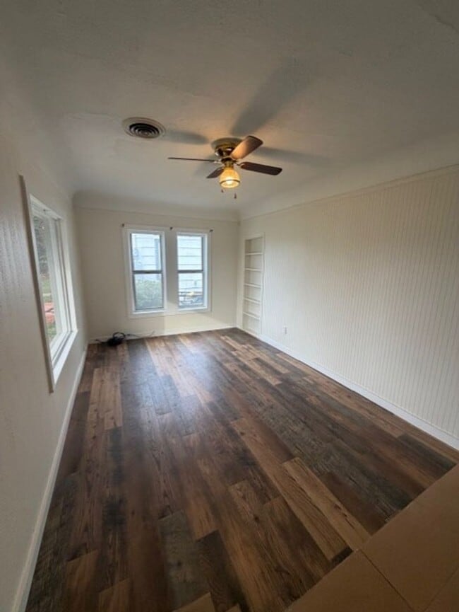 Building Photo - Stylish & Updated 2-Bedroom Home