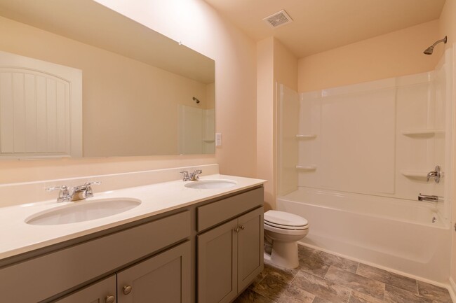 Building Photo - Spacious Family Home for Rent in Fairburn,...