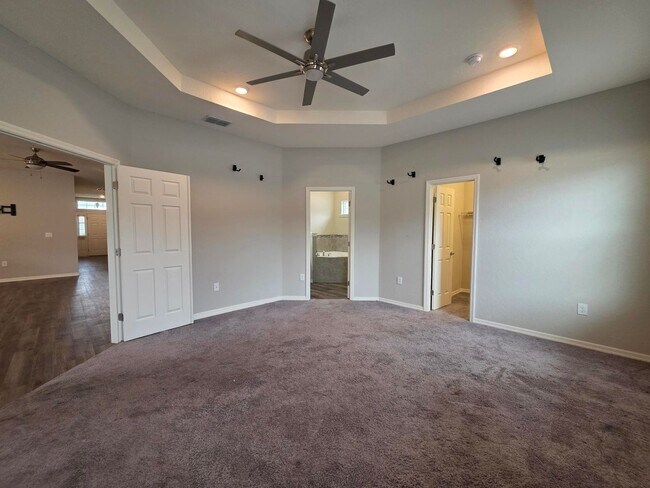 Building Photo - 4-Bedroom, 2.5-Bathroom in Lakeland