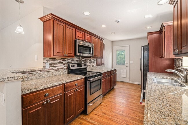 Building Photo - Don't miss this University Hills Home!