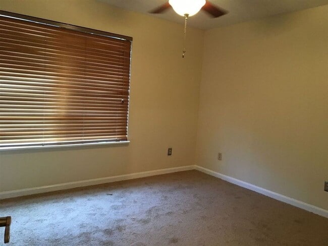 Building Photo - 2 Bedroom Apartment Walking Distance to FSU