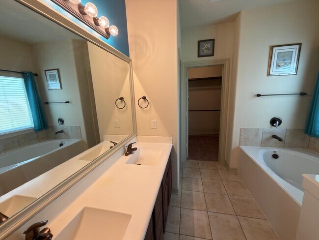 Building Photo - 3419 Selene Dr