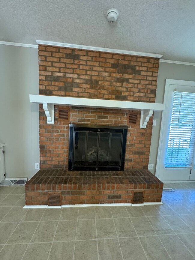 Building Photo - Darling on Deborah