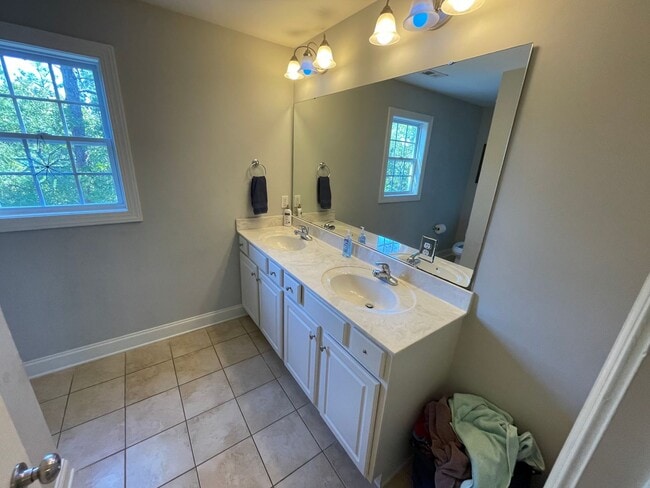 Building Photo - 4 Bedroom 3.5 Bath Home in Carolina Lakes!