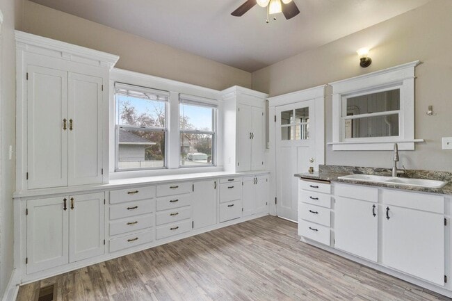 Building Photo - 7 Rose Ave