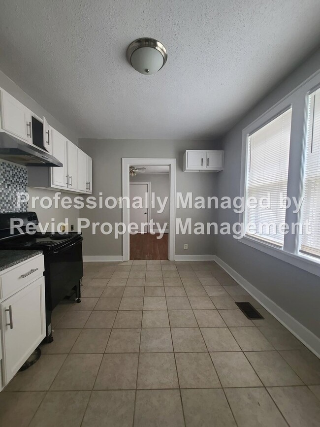 Building Photo - Great 2 Bedroom with large balcony!