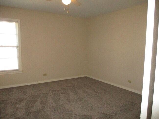 Building Photo - $1800 - 3/2 Country Home Close to Downtown...