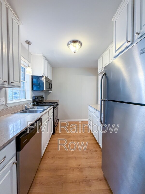 Building Photo - 425 Carriage Ln