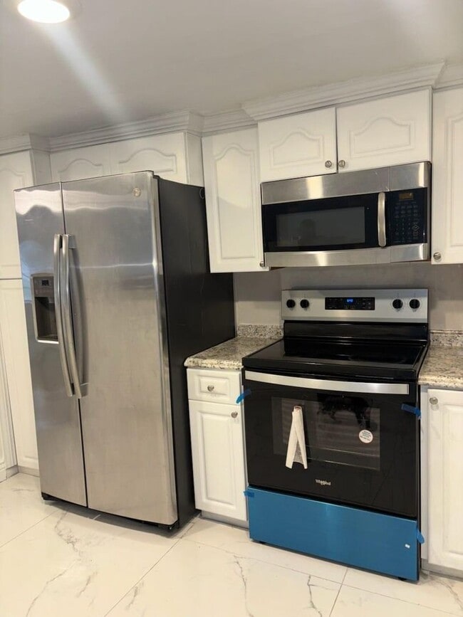 Building Photo - 3056 Riverside Dr