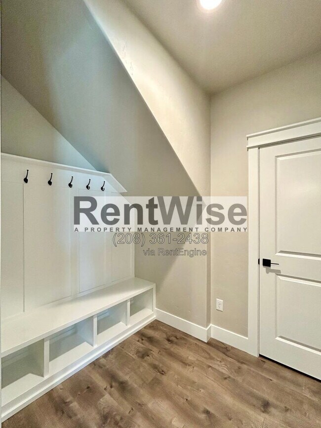 Building Photo - 5925 W Sprig Dr