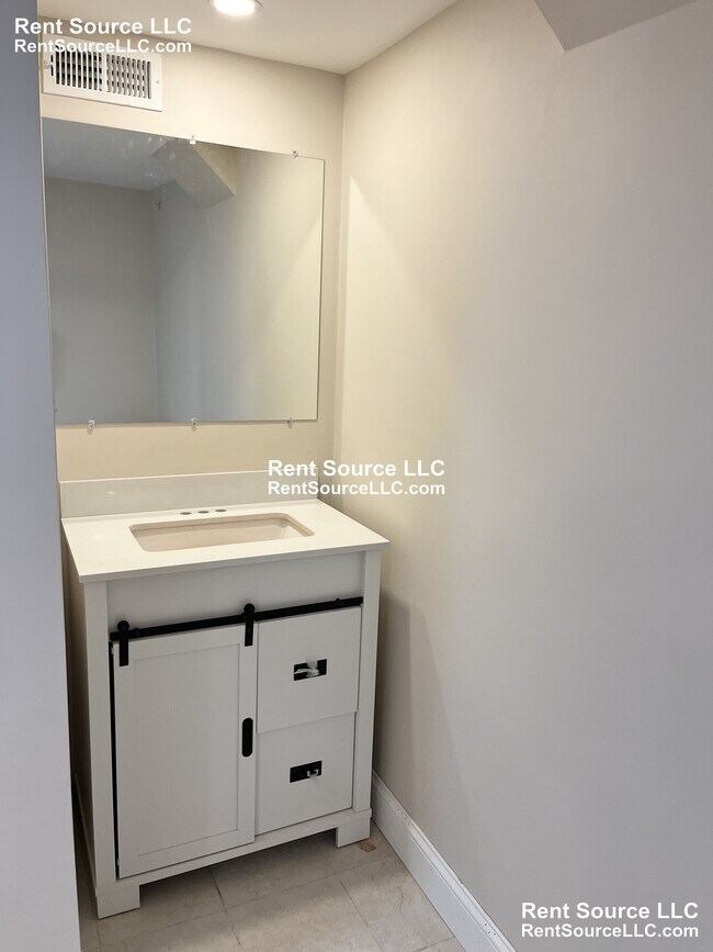 Building Photo - 612 Main St