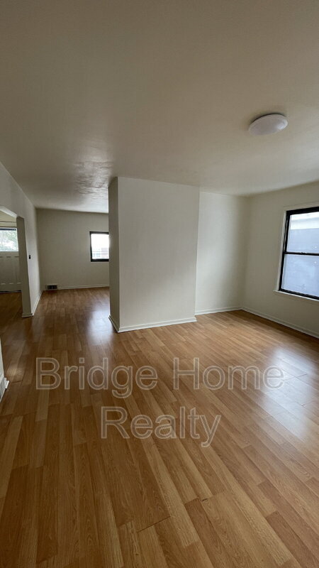 Building Photo - 319 N Balph Ave