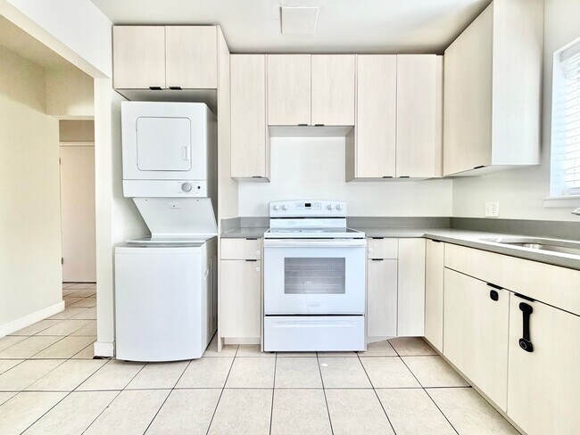 Building Photo - 724 30th St