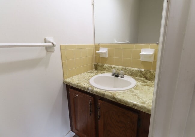 Building Photo - 1304 Essex Ct