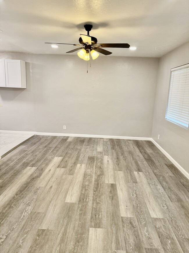 Building Photo - 986 S Hope Ave