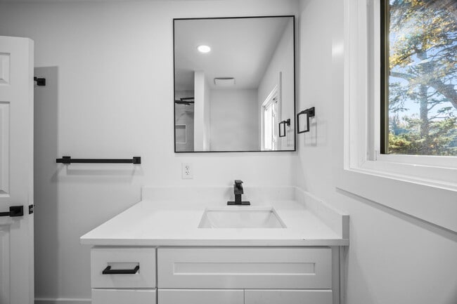 Building Photo - 8625 Cedarbrook Dr