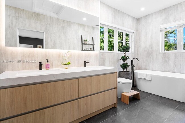 Building Photo - 113 NE 101st St