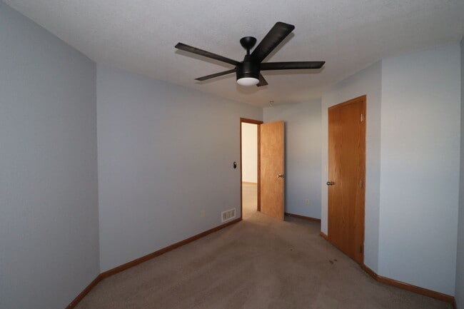 Building Photo - Spacious duplex for rent!