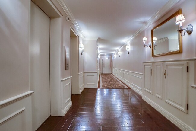Building Photo - 435 N Oakhurst Dr