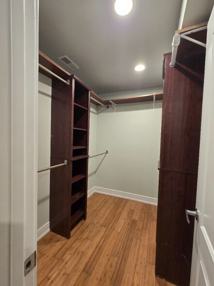 Building Photo - 2505 W Granville Ave