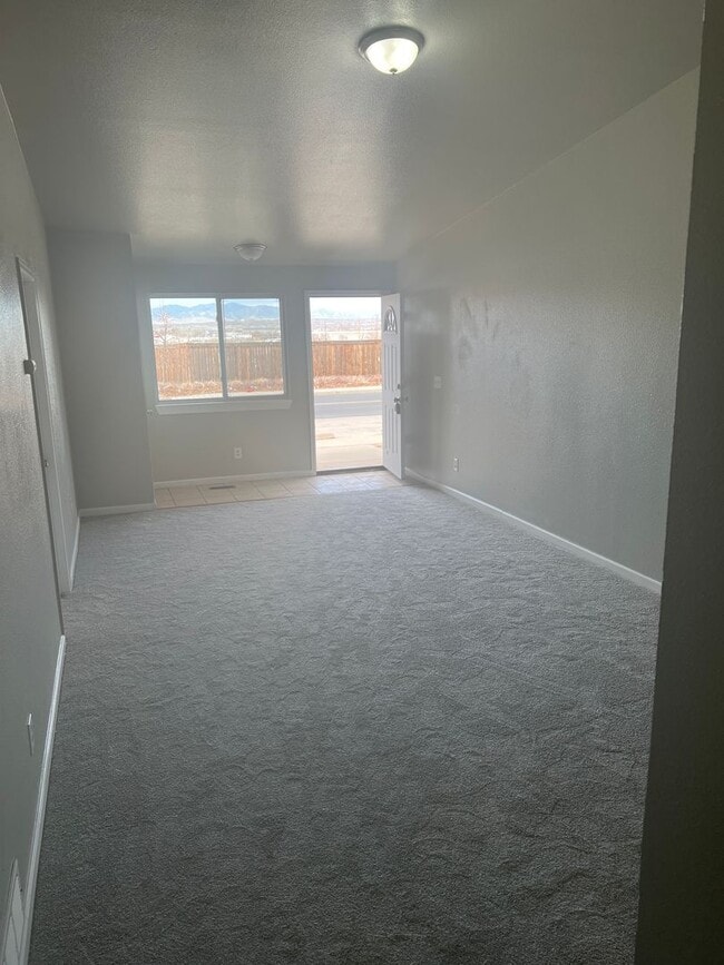 Building Photo - Great 3 Bedroom 2 Bath unit