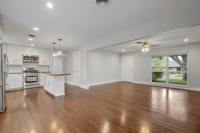 Building Photo - 1600 Ashberry Dr