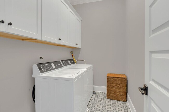 Building Photo - Rent Unfurnished or Fully Furnished - 4 Be...