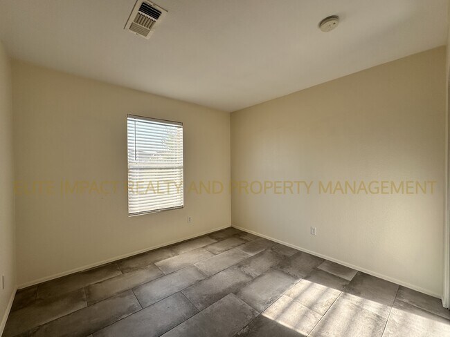 Building Photo - 3505 N Sierra Springs Dr