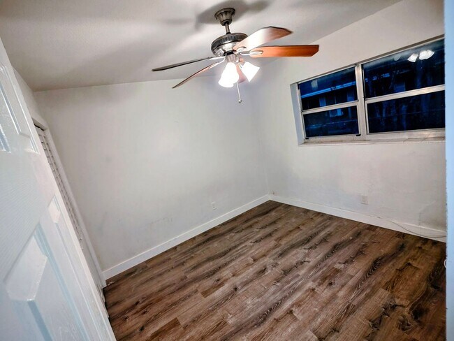 Building Photo - LC 13:22-24 SW 10th St