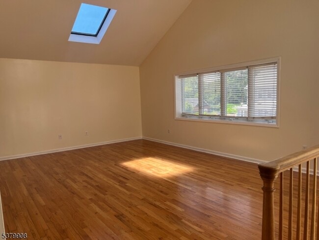 Building Photo - 346 River Dr
