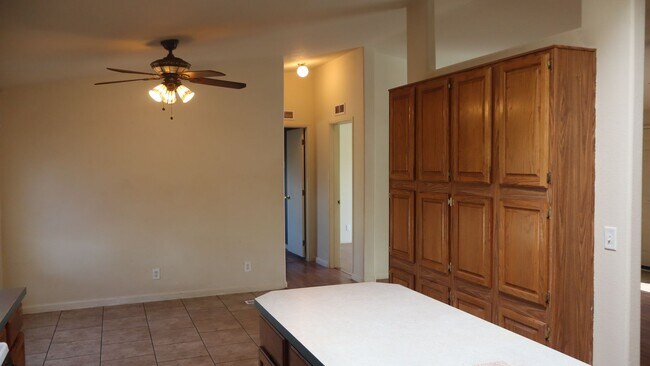 Building Photo - 6206 S Ranch Rd