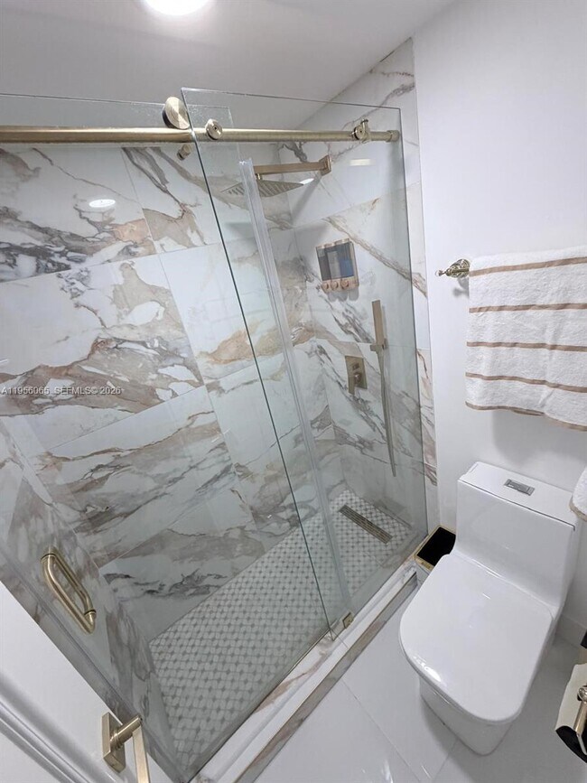 Building Photo - 100 Lincoln Rd