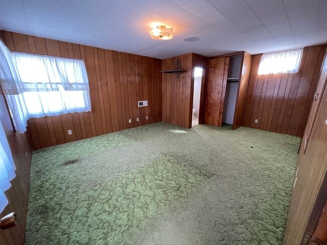 Building Photo - Large and Spacious Home