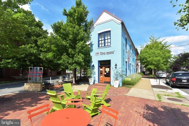 Building Photo - 700 Kahn Pl