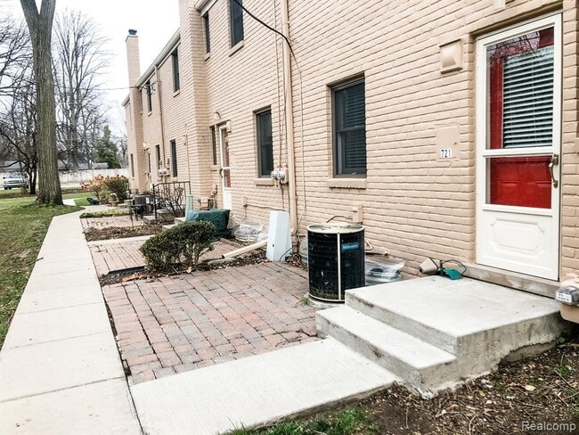 Building Photo - 721 N Eton St