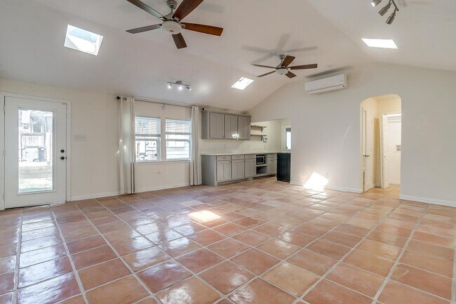 Building Photo - Adorable 1/1 Studio Apartment in Arlington...
