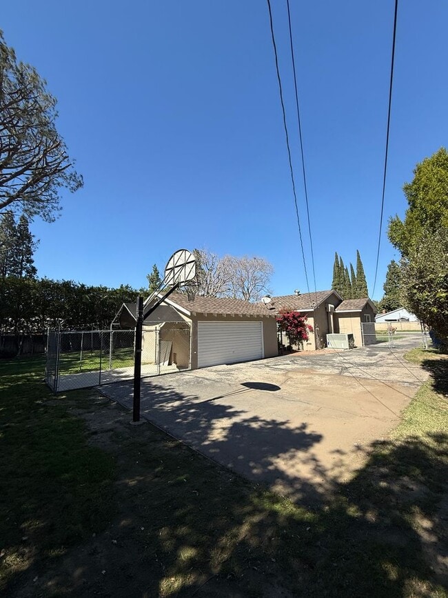 Building Photo - Beautiful, Ranch-Style, 4 Bedroom, 2 Bathroom Northridge Home Available For 1 Year Lease