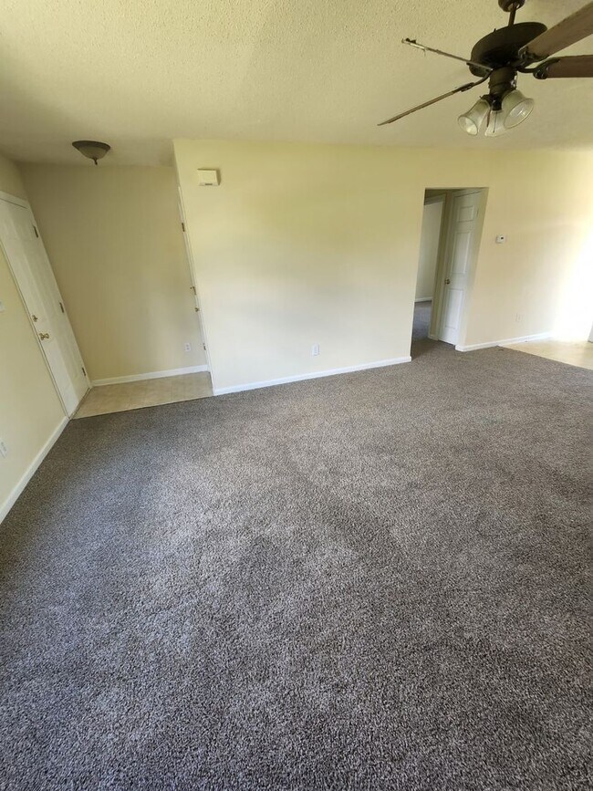 Building Photo - Stunning Country Home