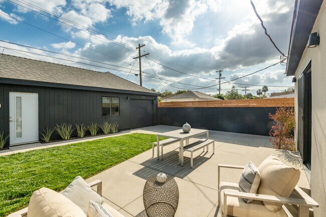 Building Photo - 3840 Somerset Dr