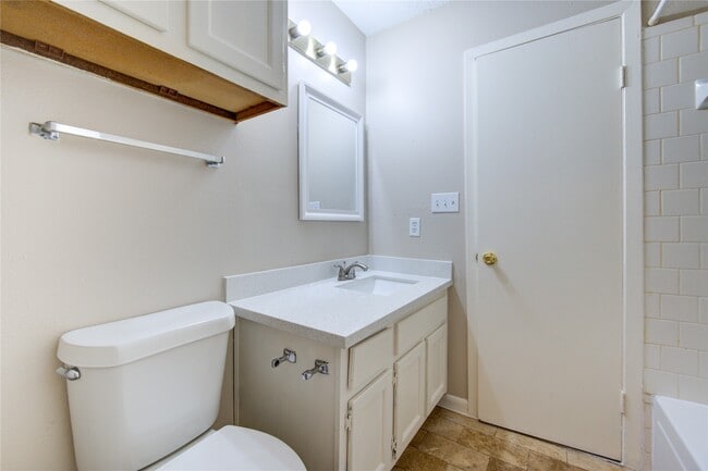 Building Photo - 212 Quaker Dr