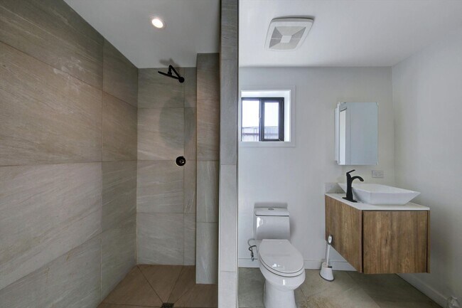 Building Photo - AMAZING NEW CONSTRUCTION UNIT NEAR DOWNTOWN