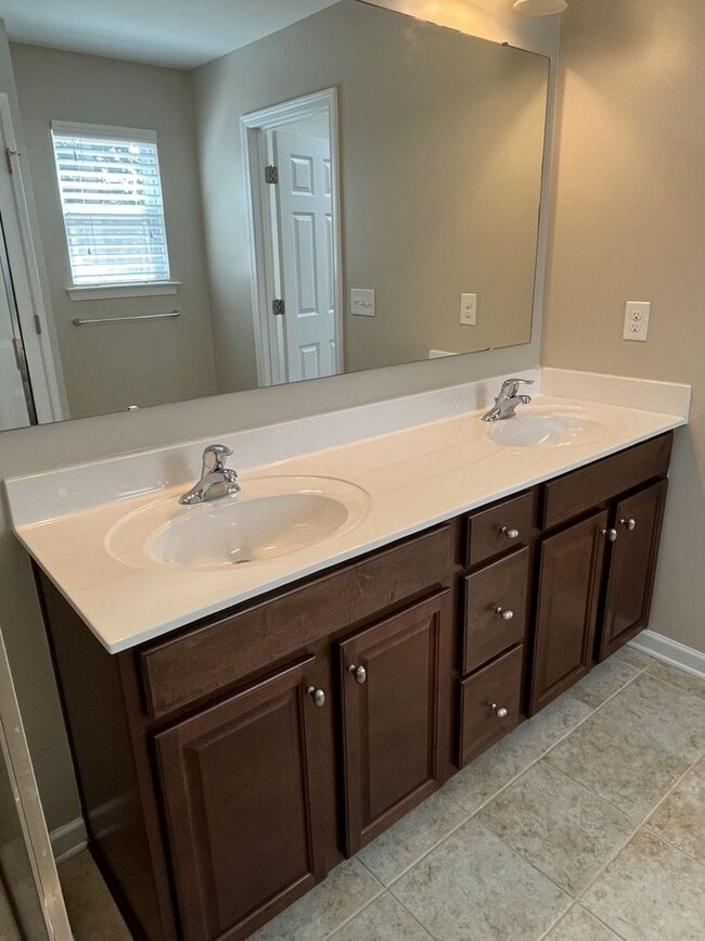 Building Photo - Great 4 Bed Home in Desired Winding Walk C...