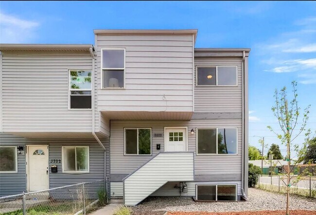 Building Photo - Fully Renovated Park Hill Townhome - 5 Bedrooms!